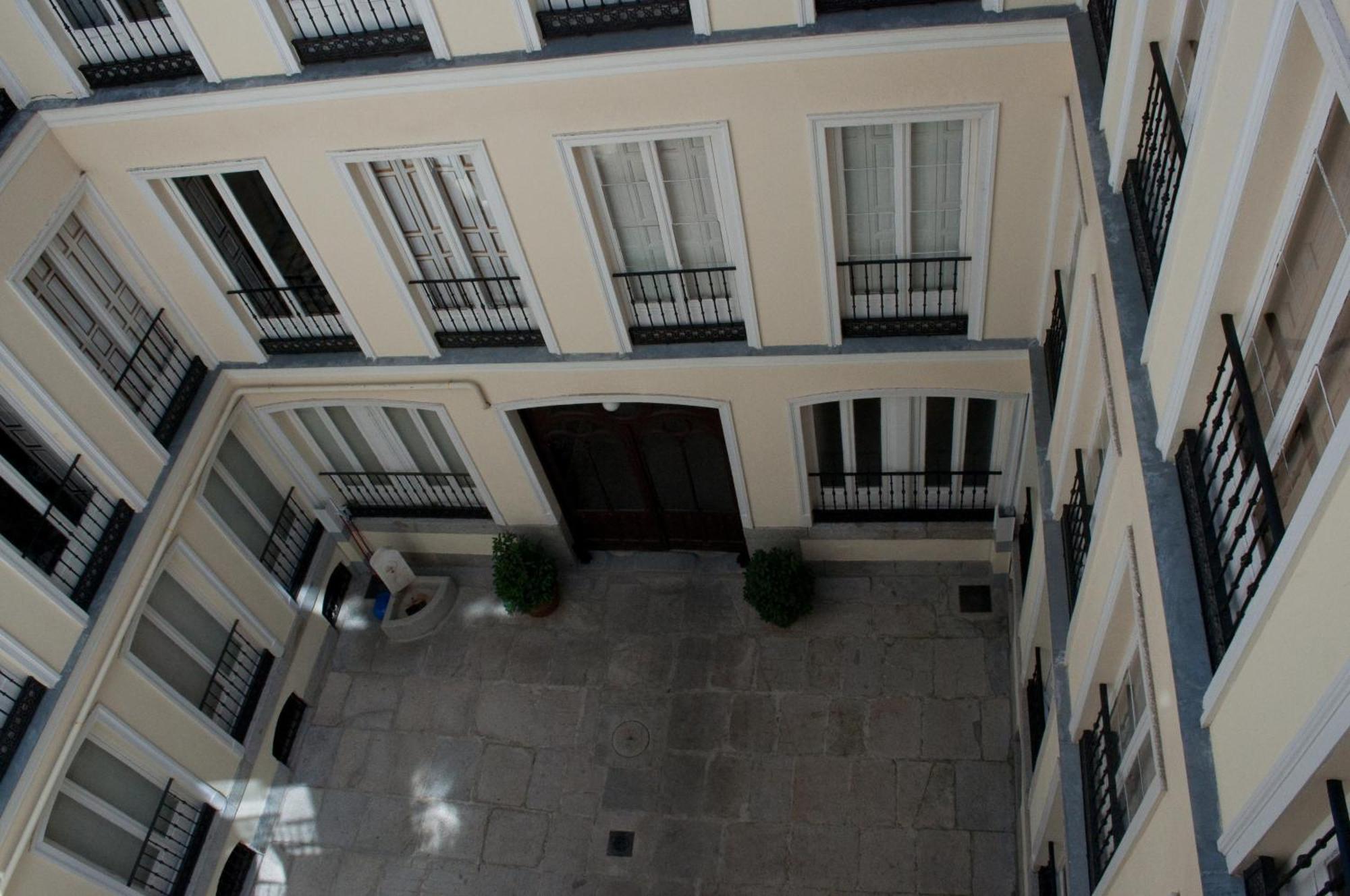 Hostal Yolanda Madrid Exterior foto